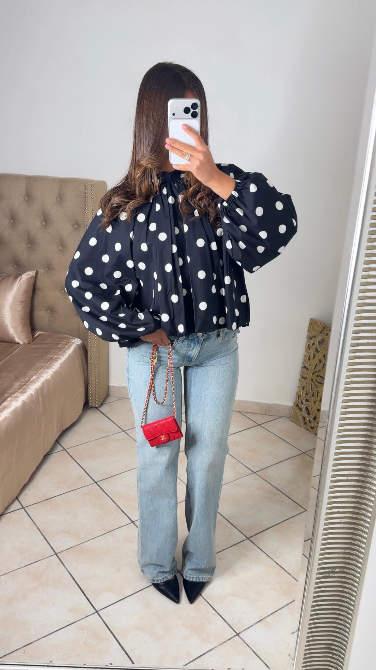 Blouse bouffante à pois à nouer au dos [NOIR]