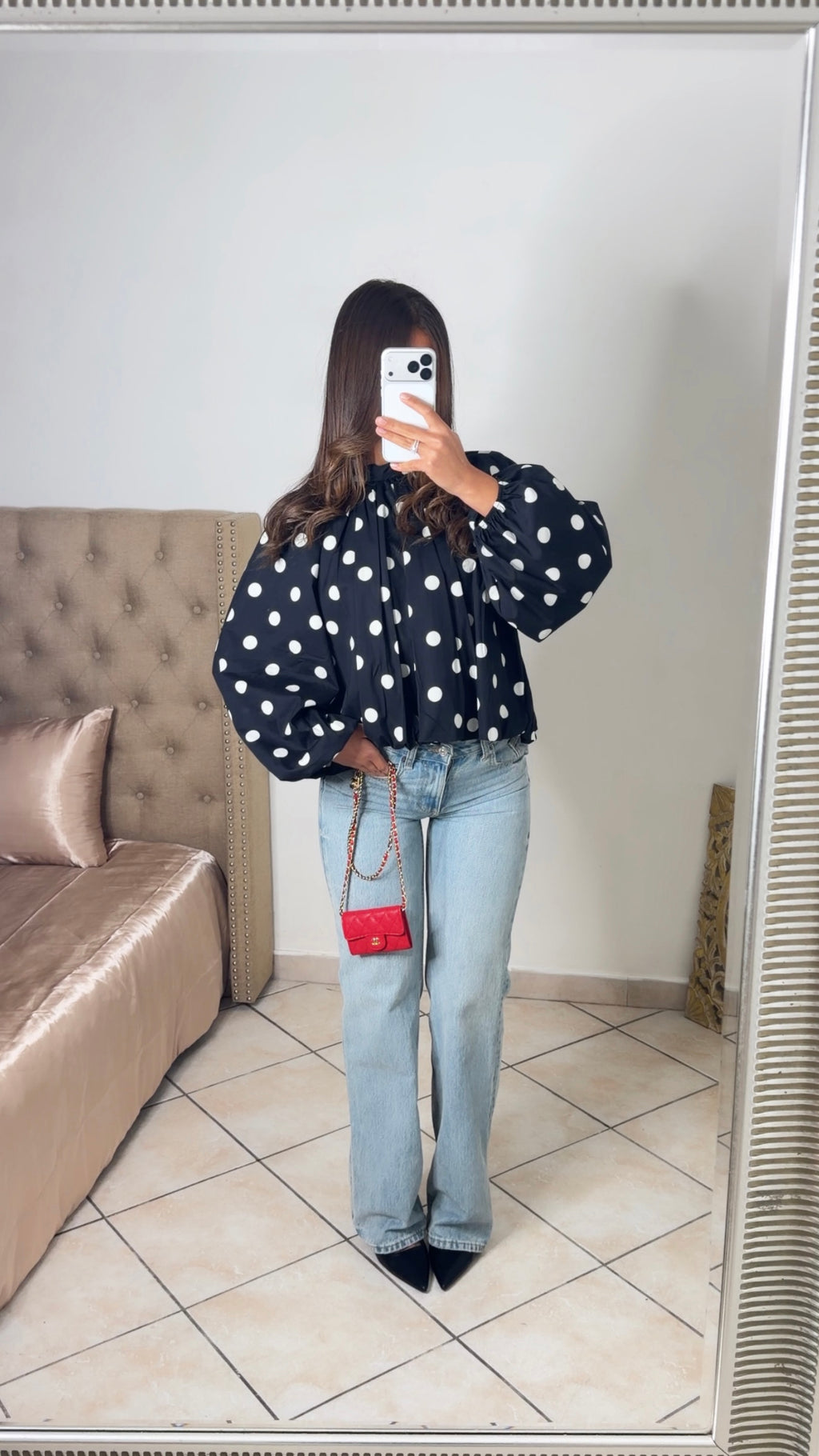 Blouse bouffante à pois à nouer au dos [NOIR]