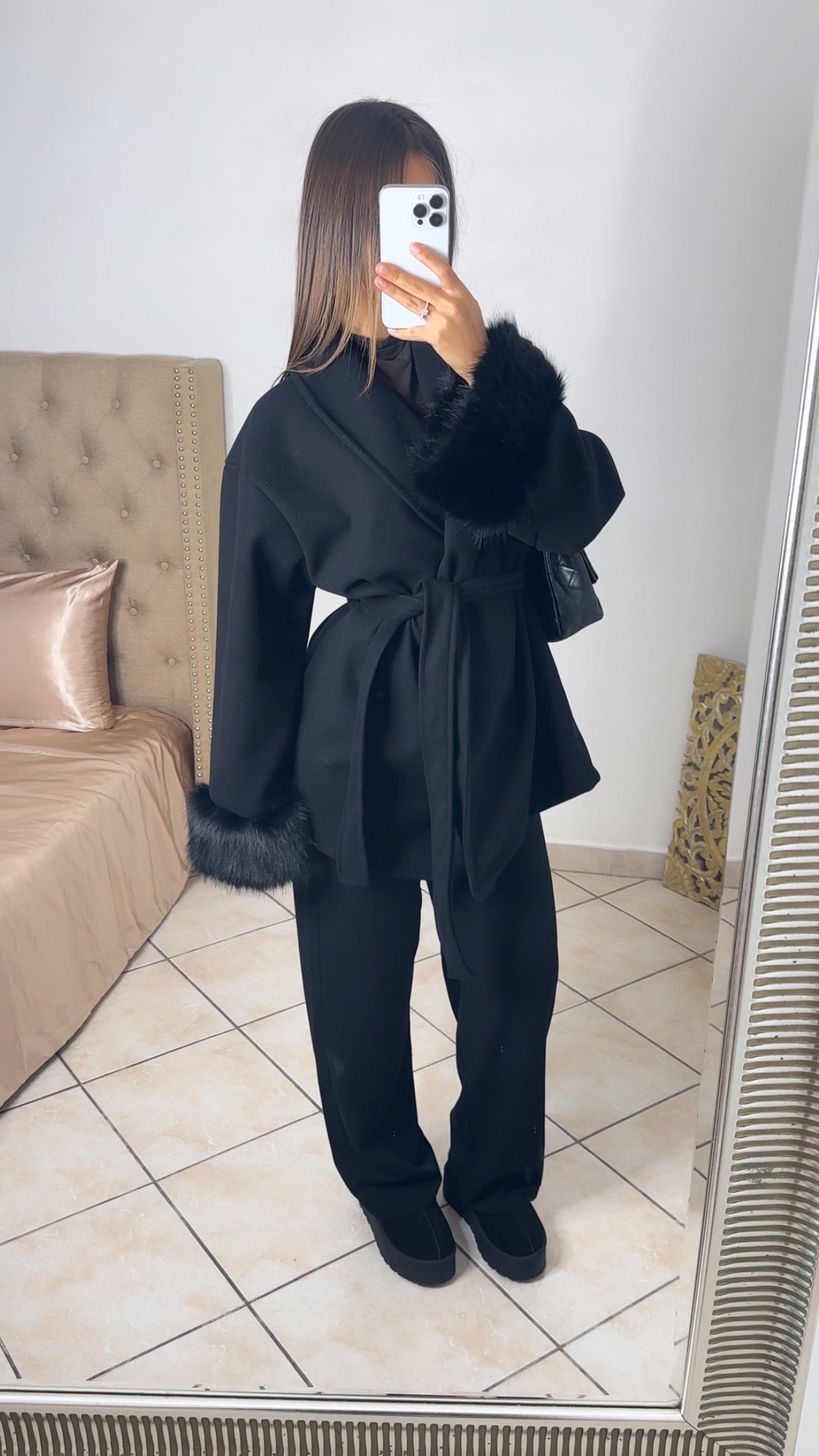 Veste à ceinture avec manches fourrure [NOIR]