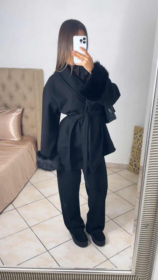 Veste à ceinture avec manches fourrure [NOIR]
