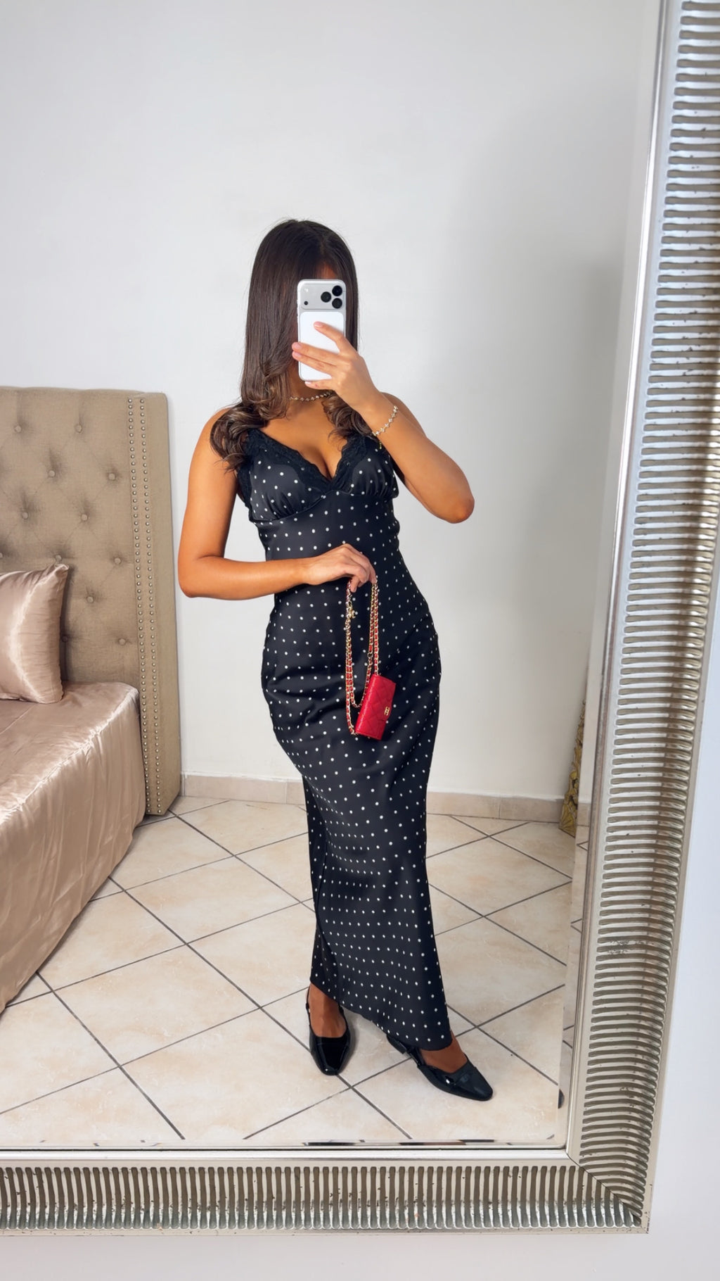 Robe longue satinée à pois et dentelles [NOIR]