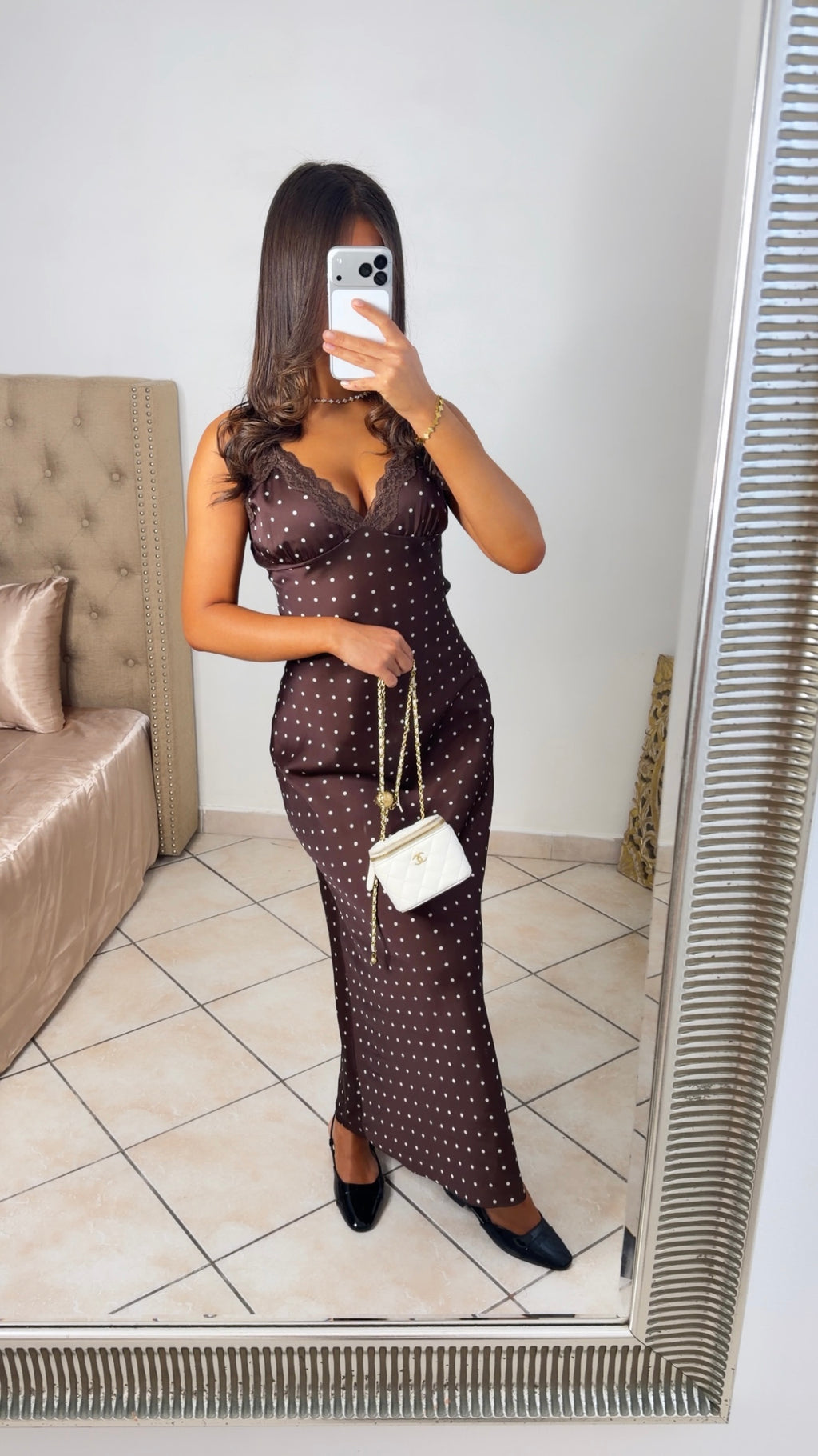 Robe longue satinée à pois et dentelles [MARRON]