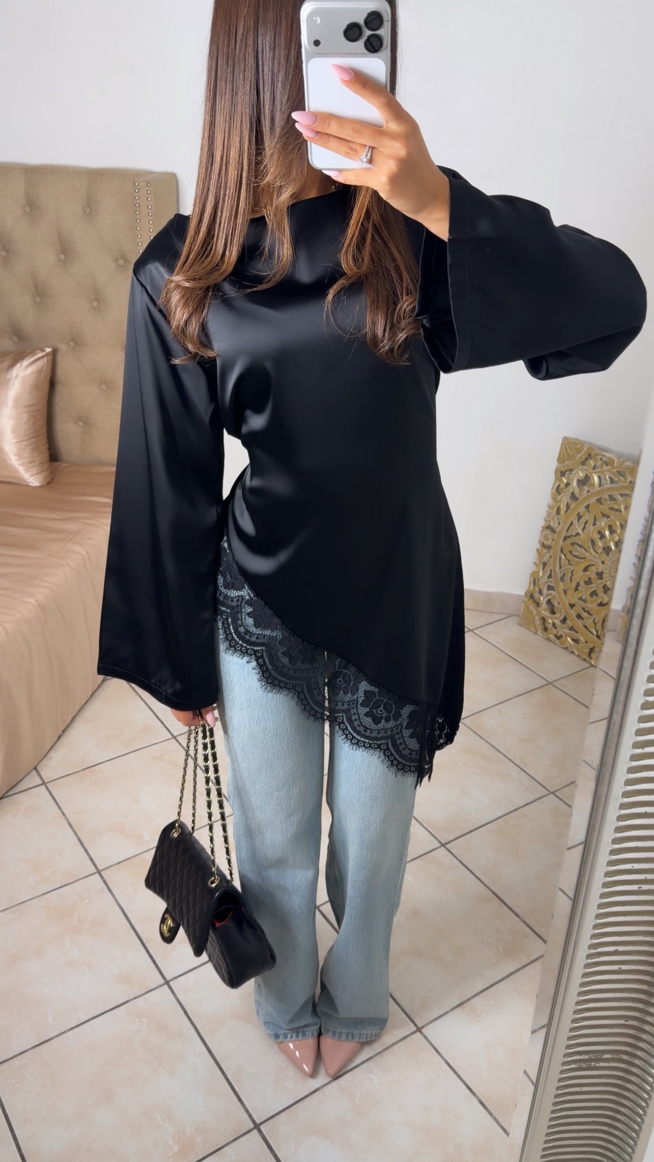 Top long asymétrique à cintré satiné à dentelle [NOIR]