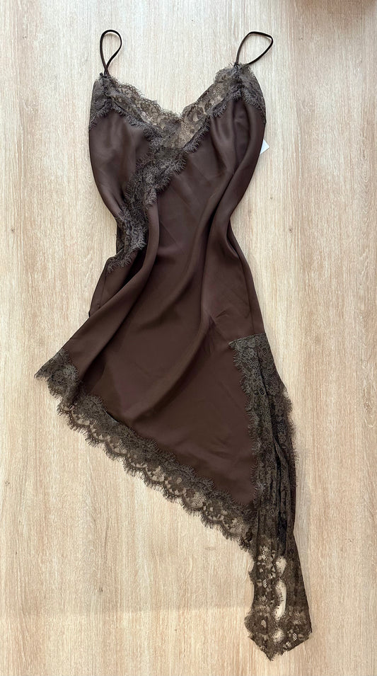 Robe satinée asymétrique à dentelles [MARRON]