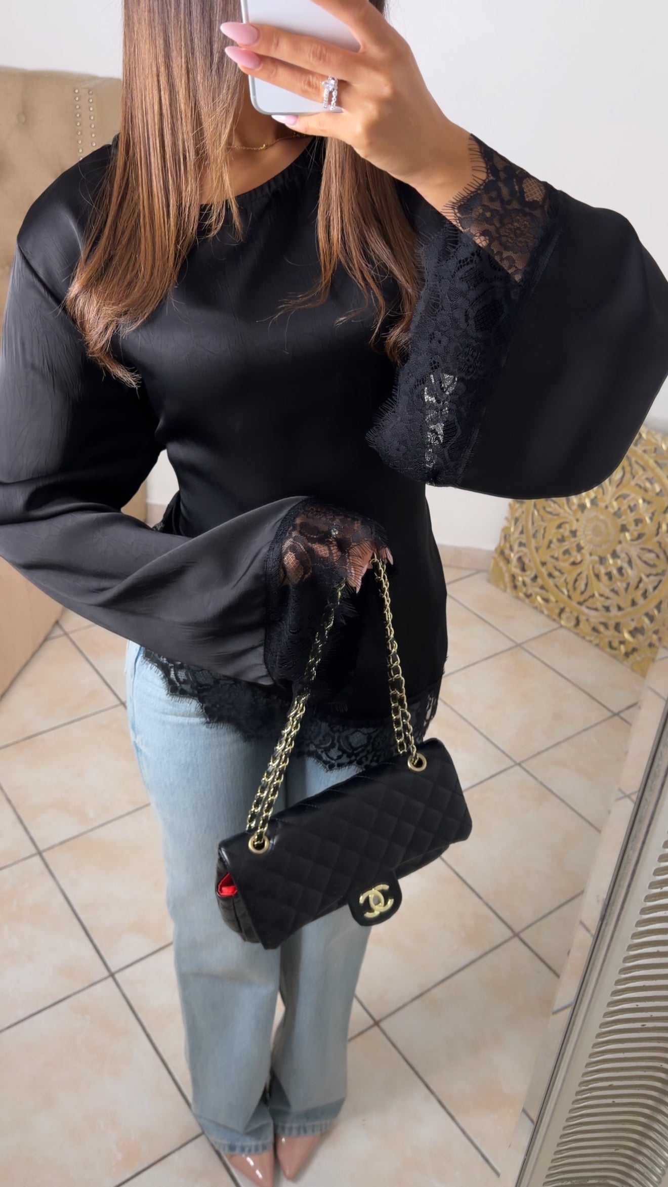 Top asymétrique à cintré satiné à dentelle [NOIR]