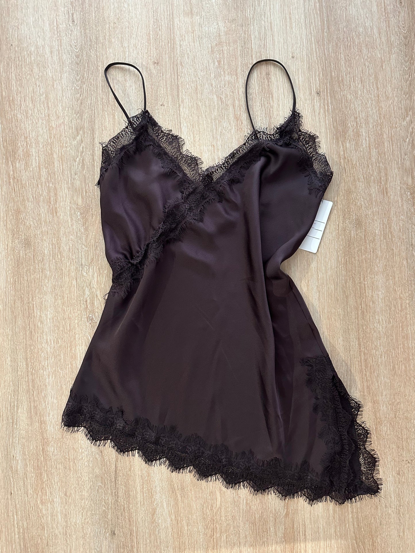 Top satinée asymétrique à dentelles [MARRON]