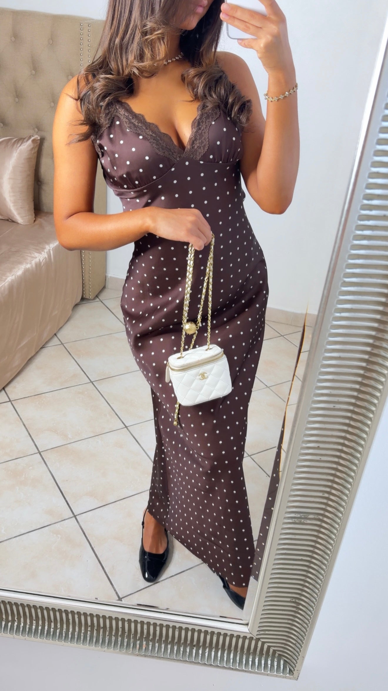 Robe longue satinée à pois et dentelles [MARRON]