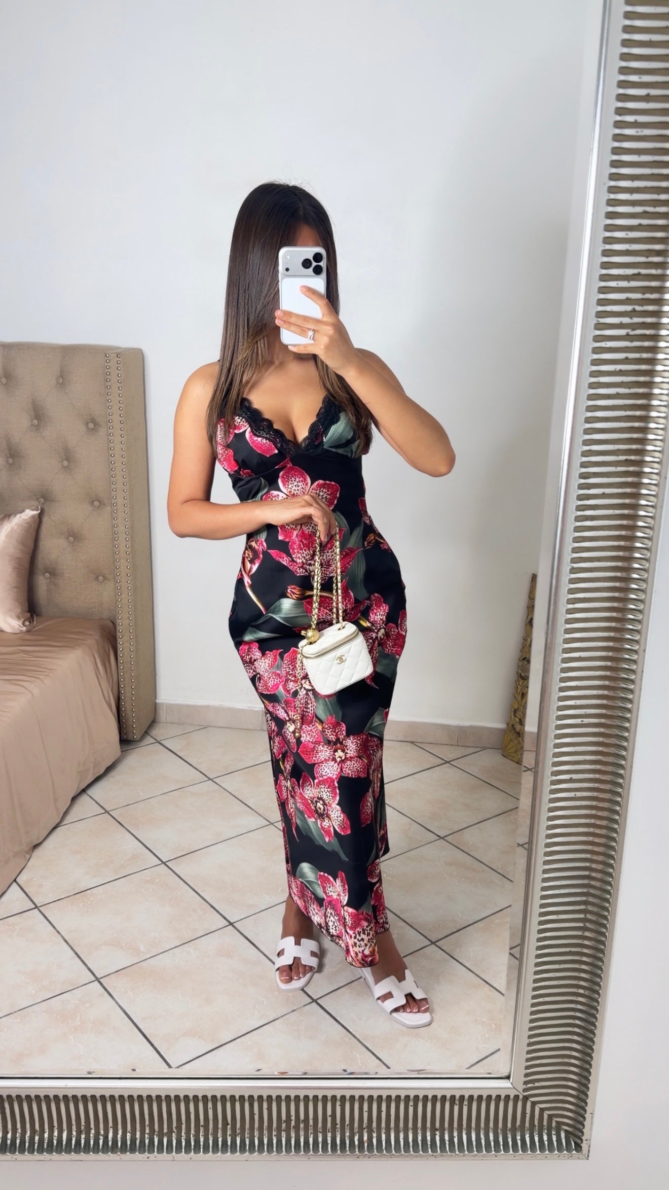 Robe longue satinée fleuris [NOIR]
