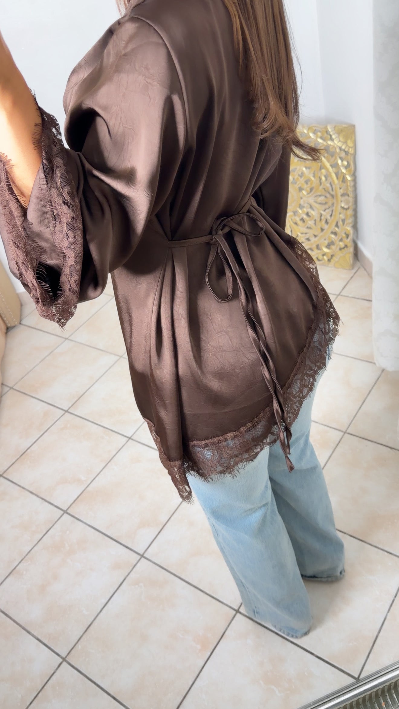 Top asymétrique à cintré satiné à dentelle [MARRON]