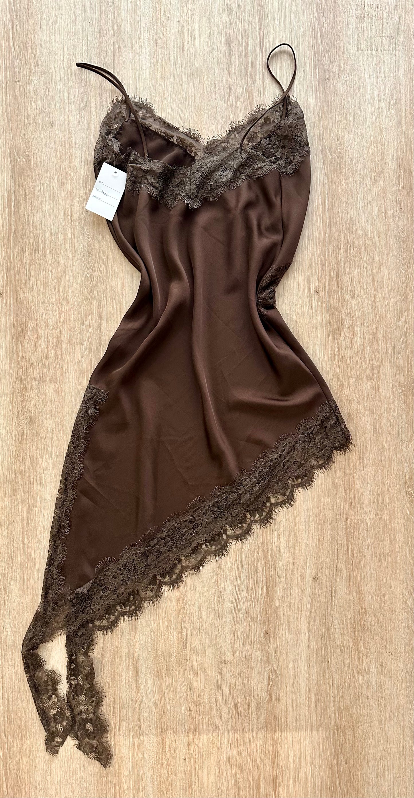 Robe satinée asymétrique à dentelles [MARRON]