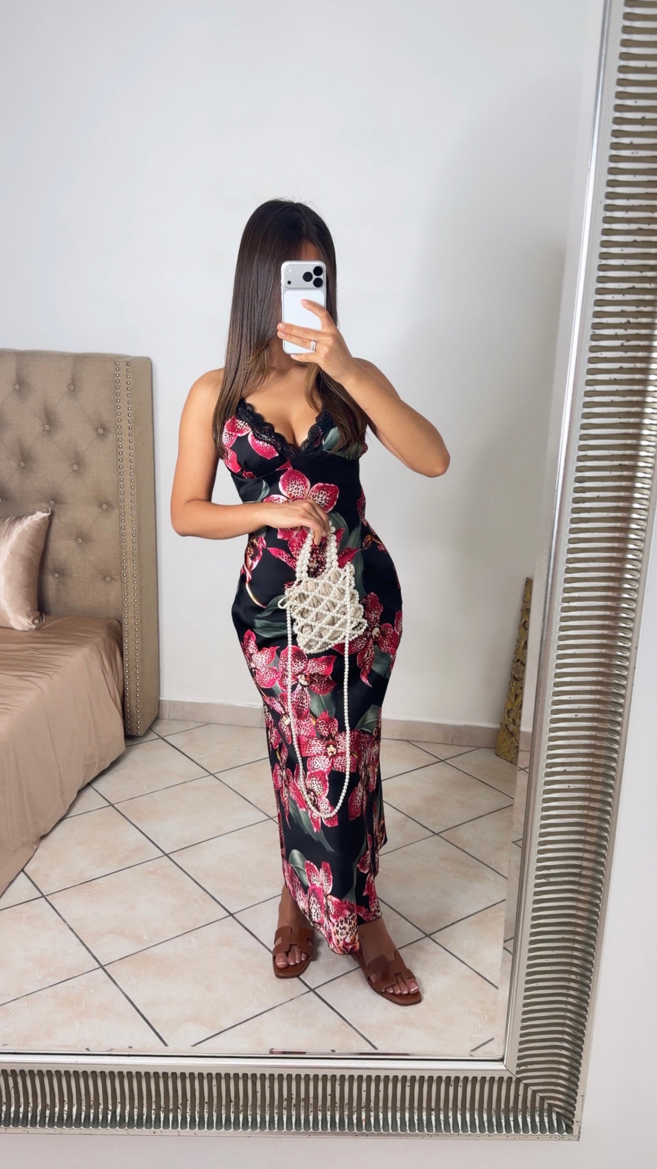 Robe longue satinée fleuris [NOIR]