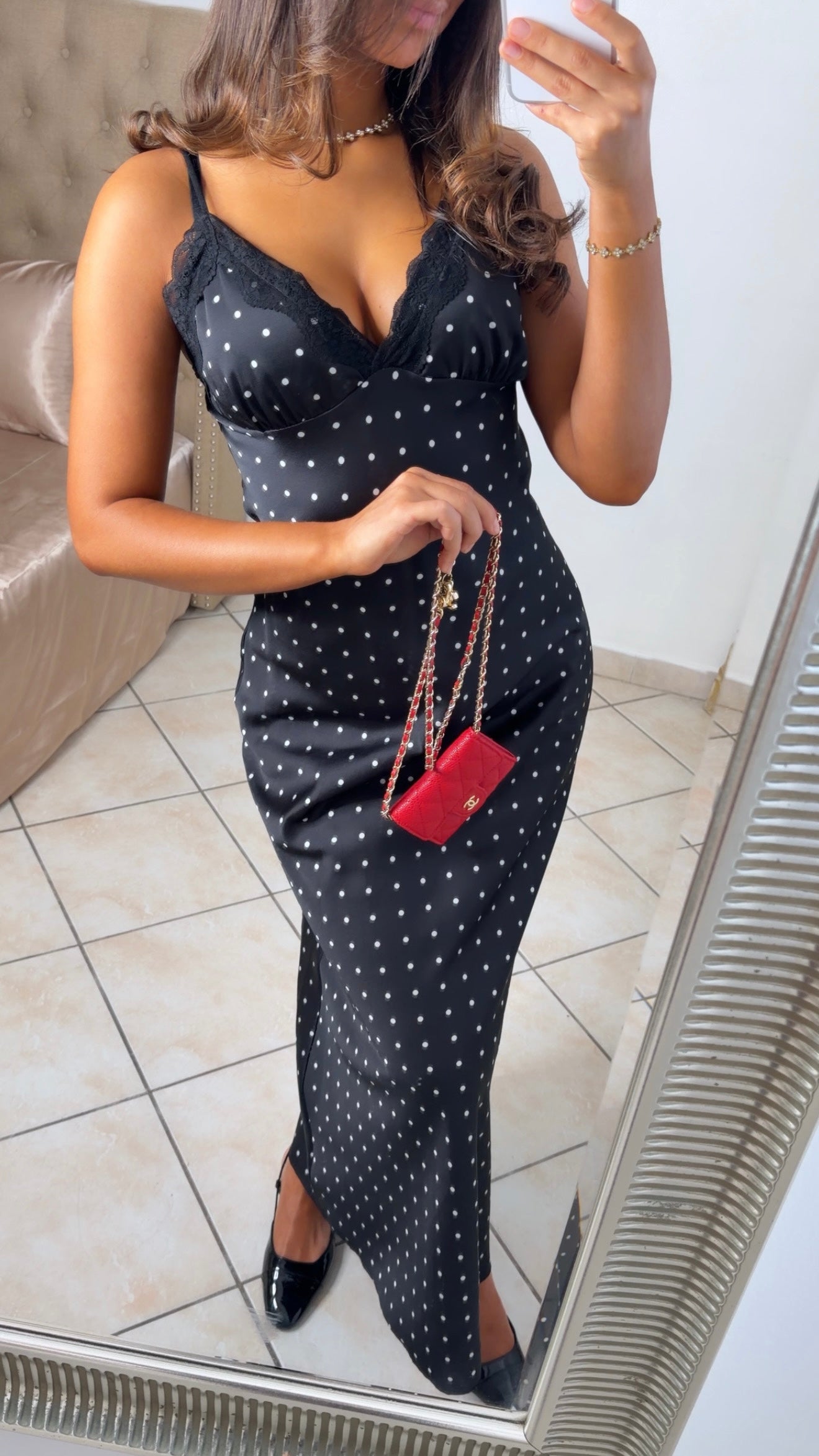 Robe longue satinée à pois et dentelles [NOIR]