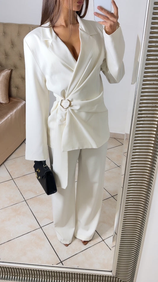 Ensemble blazer cintré à boucle doré et pantalon droit [BLANC]