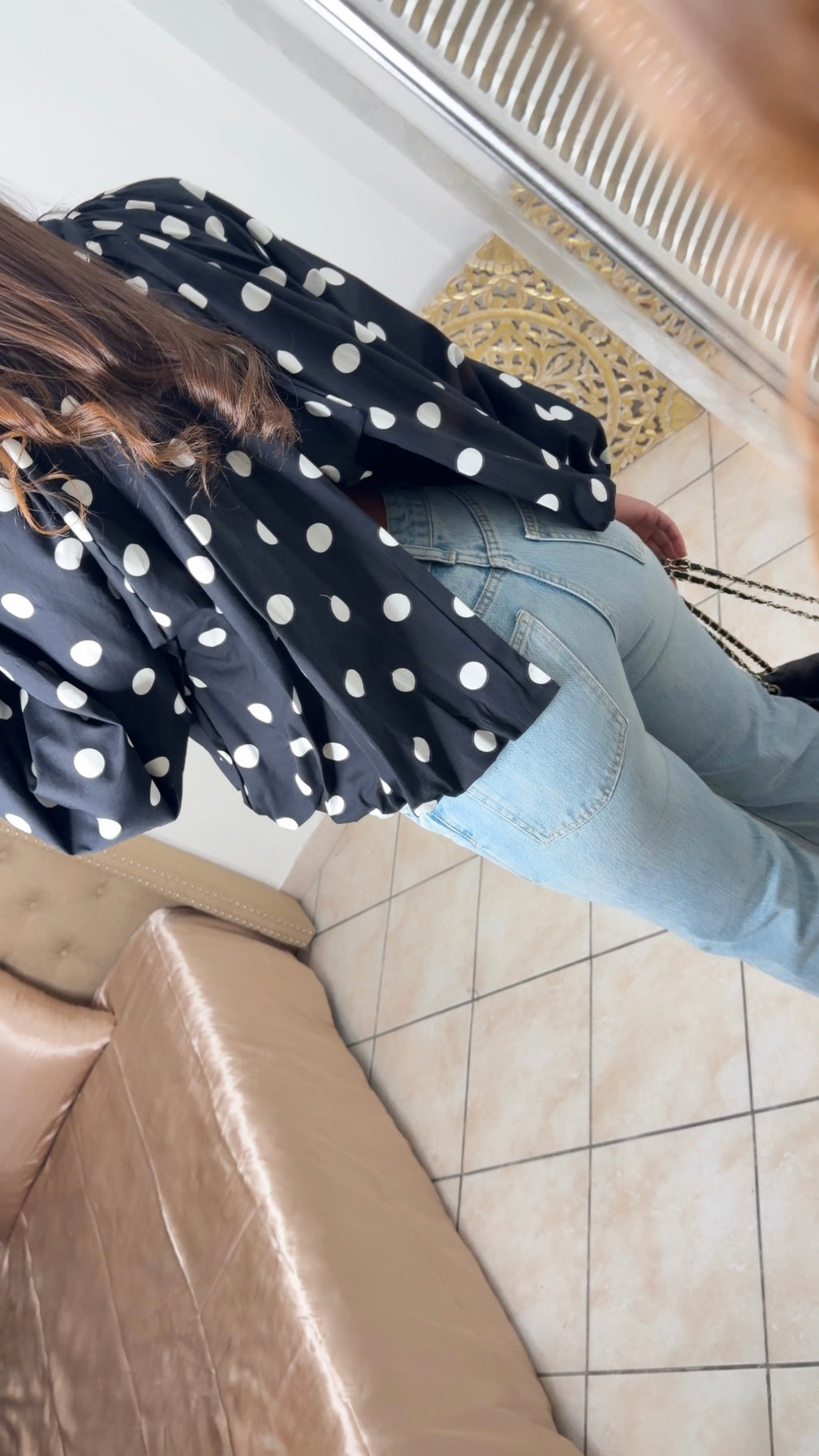 Blouse bouffante à pois à nouer au dos [NOIR]