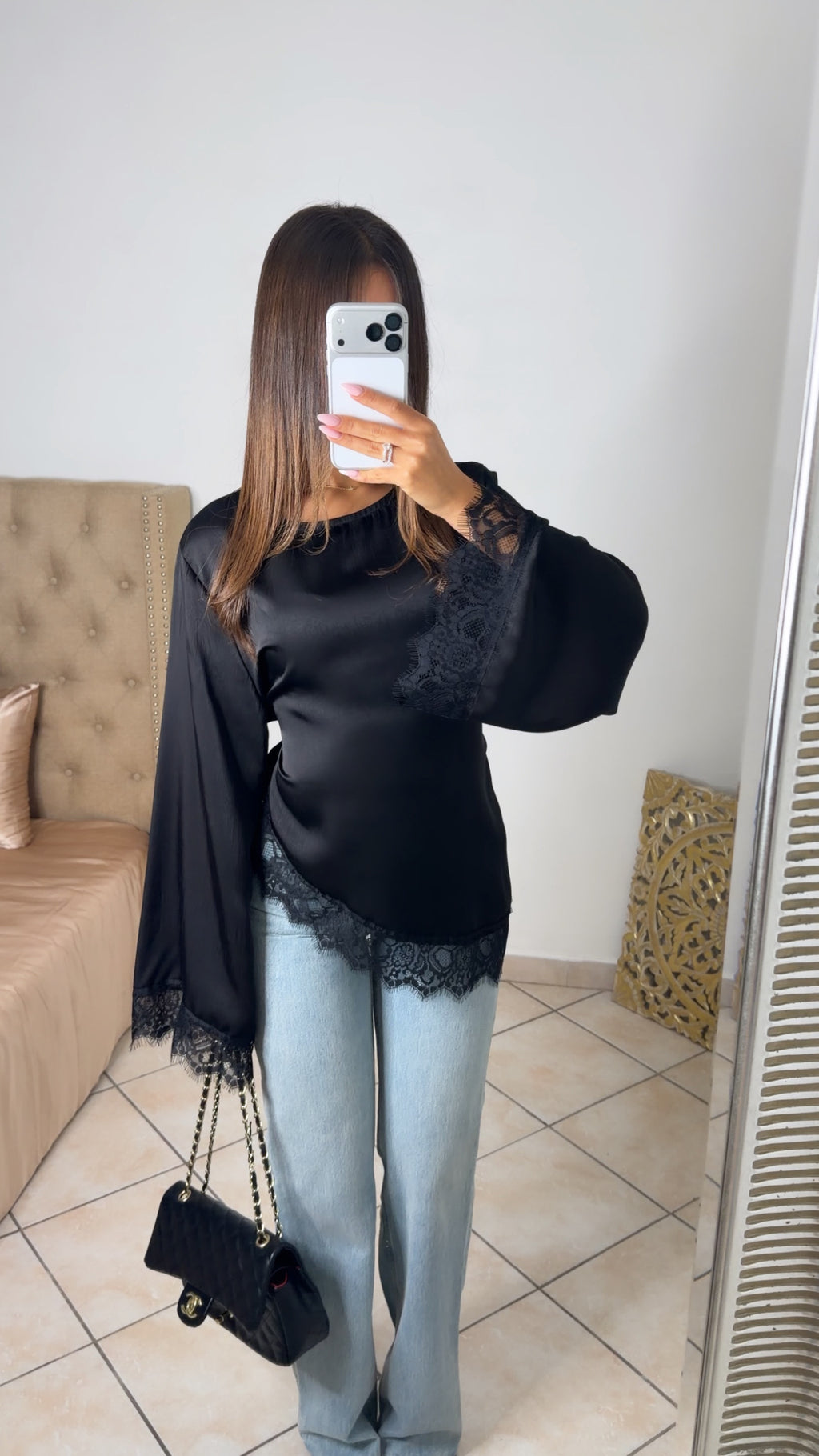 Top asymétrique à cintré satiné à dentelle [NOIR]