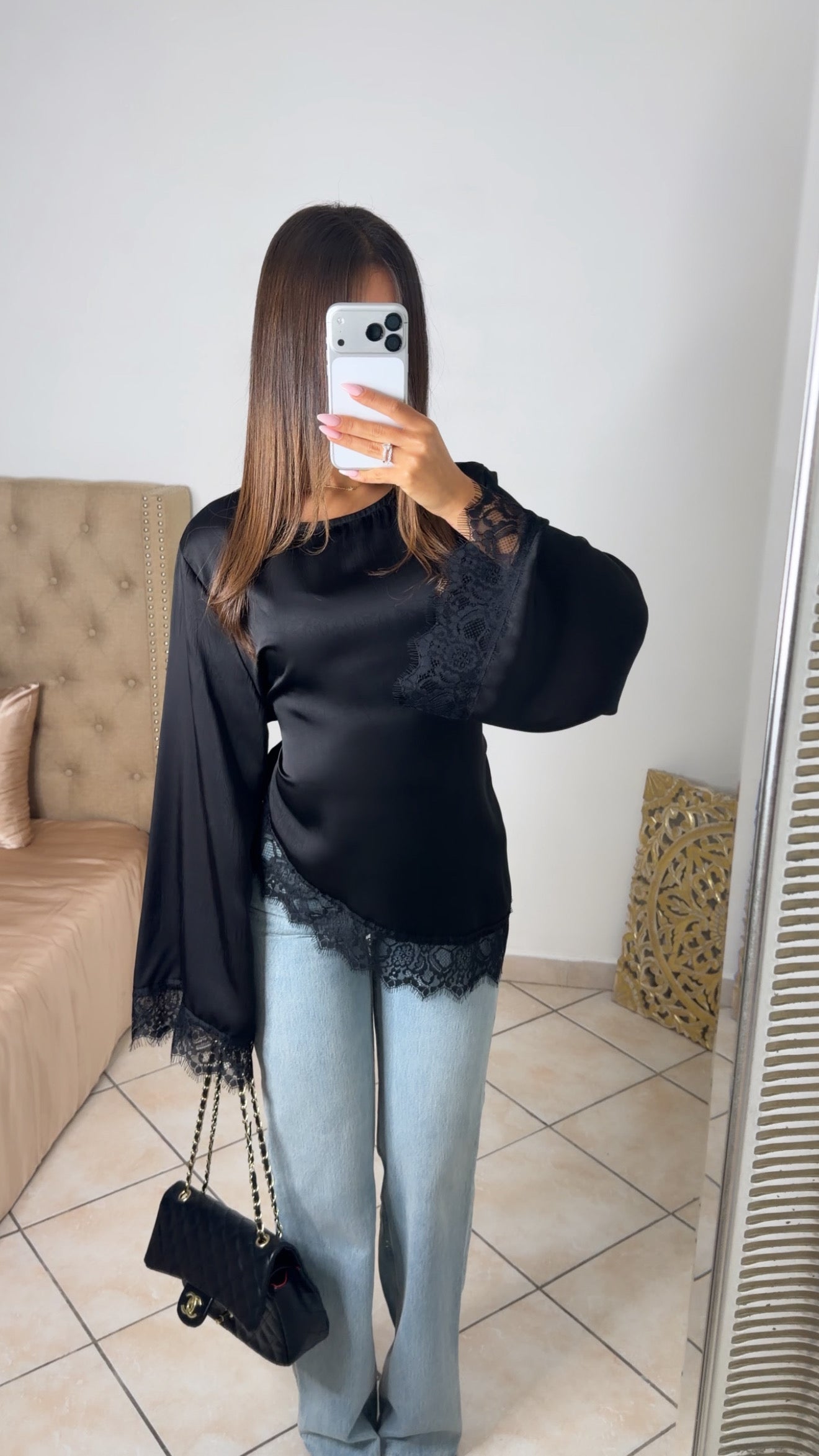Top asymétrique à cintré satiné à dentelle [NOIR]