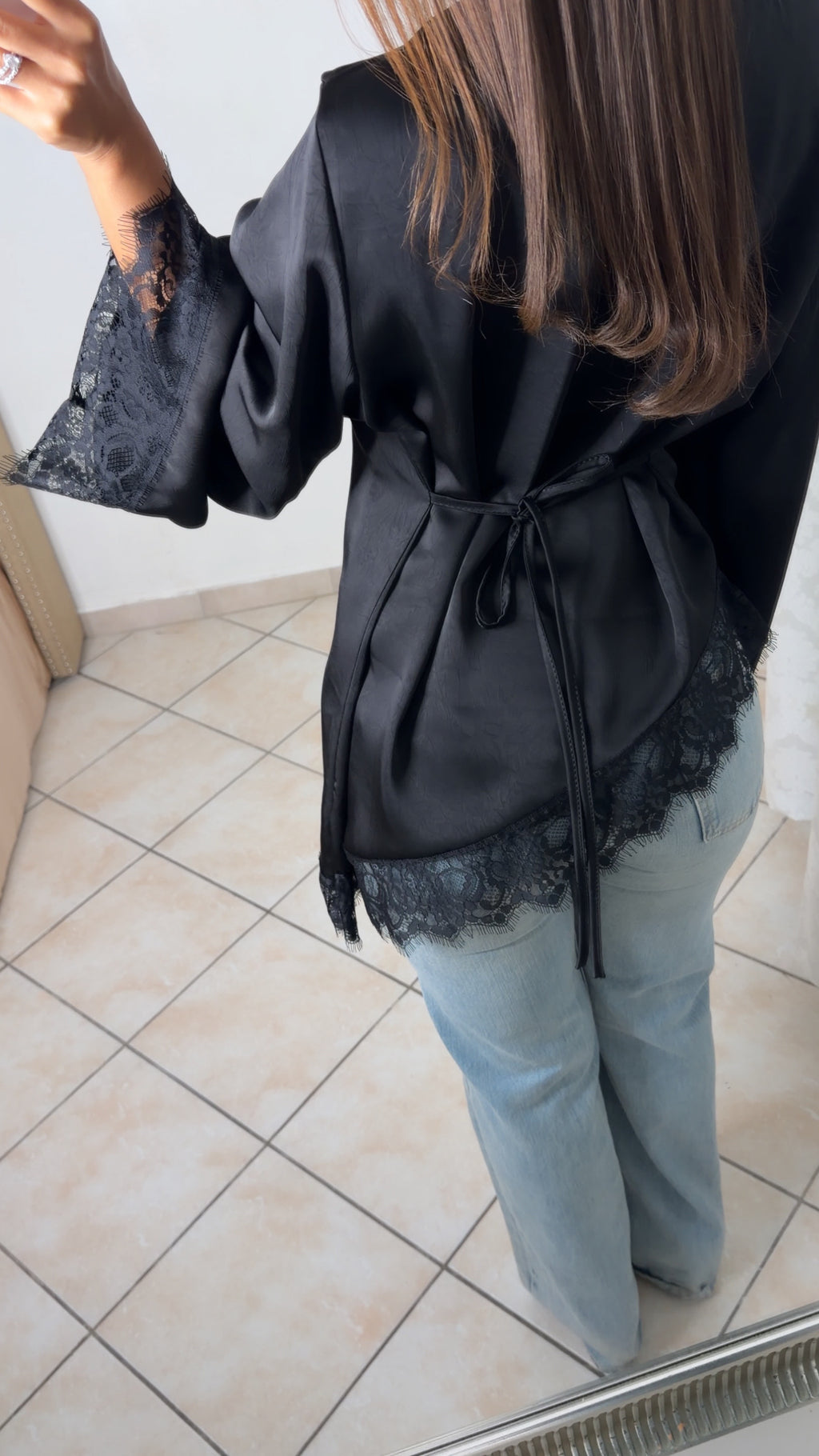 Top asymétrique à cintré satiné à dentelle [NOIR]