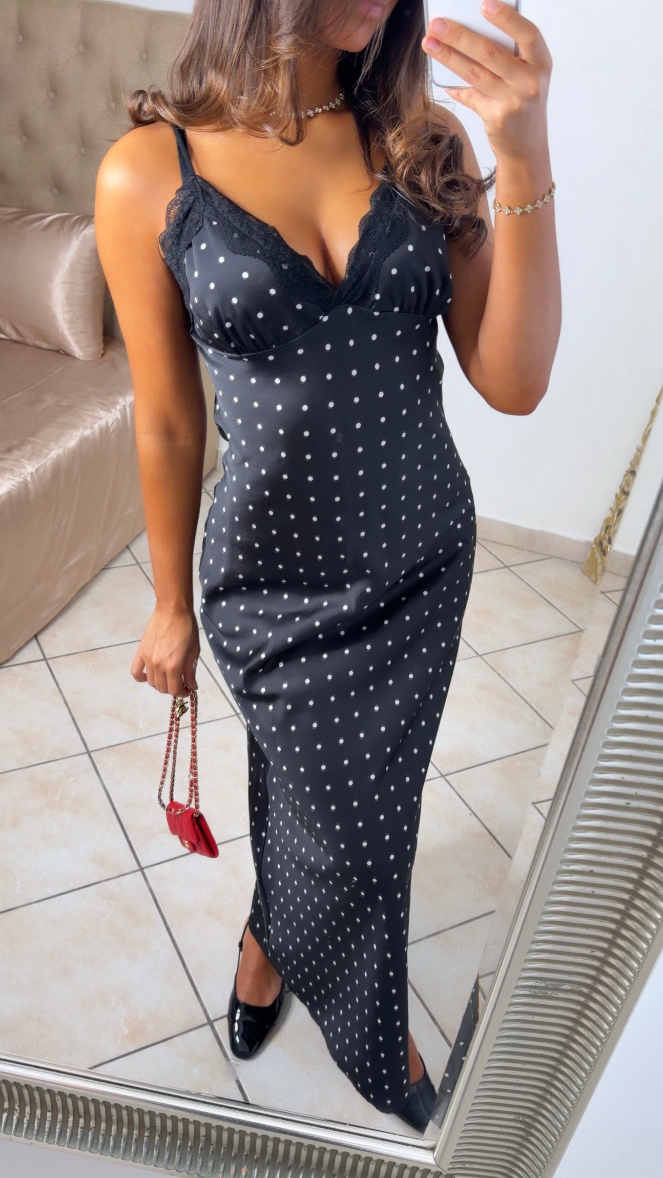 Robe longue satinée à pois et dentelles [NOIR]