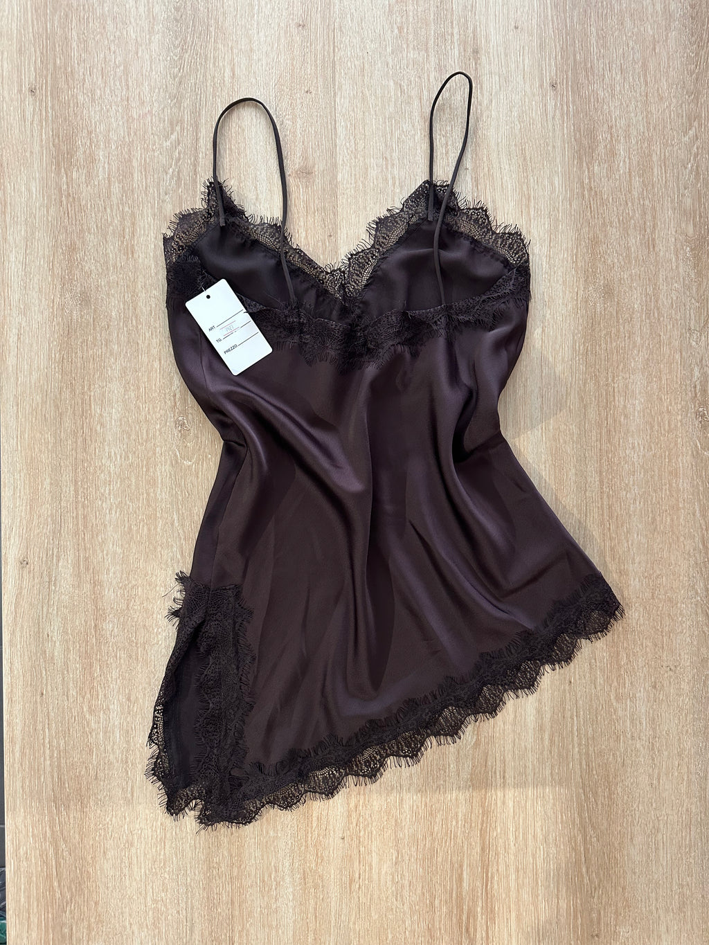 Top satinée asymétrique à dentelles [MARRON]