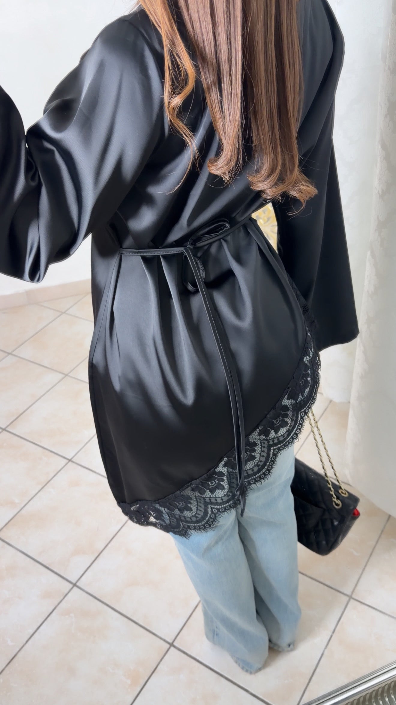 Top long asymétrique à cintré satiné à dentelle [NOIR]