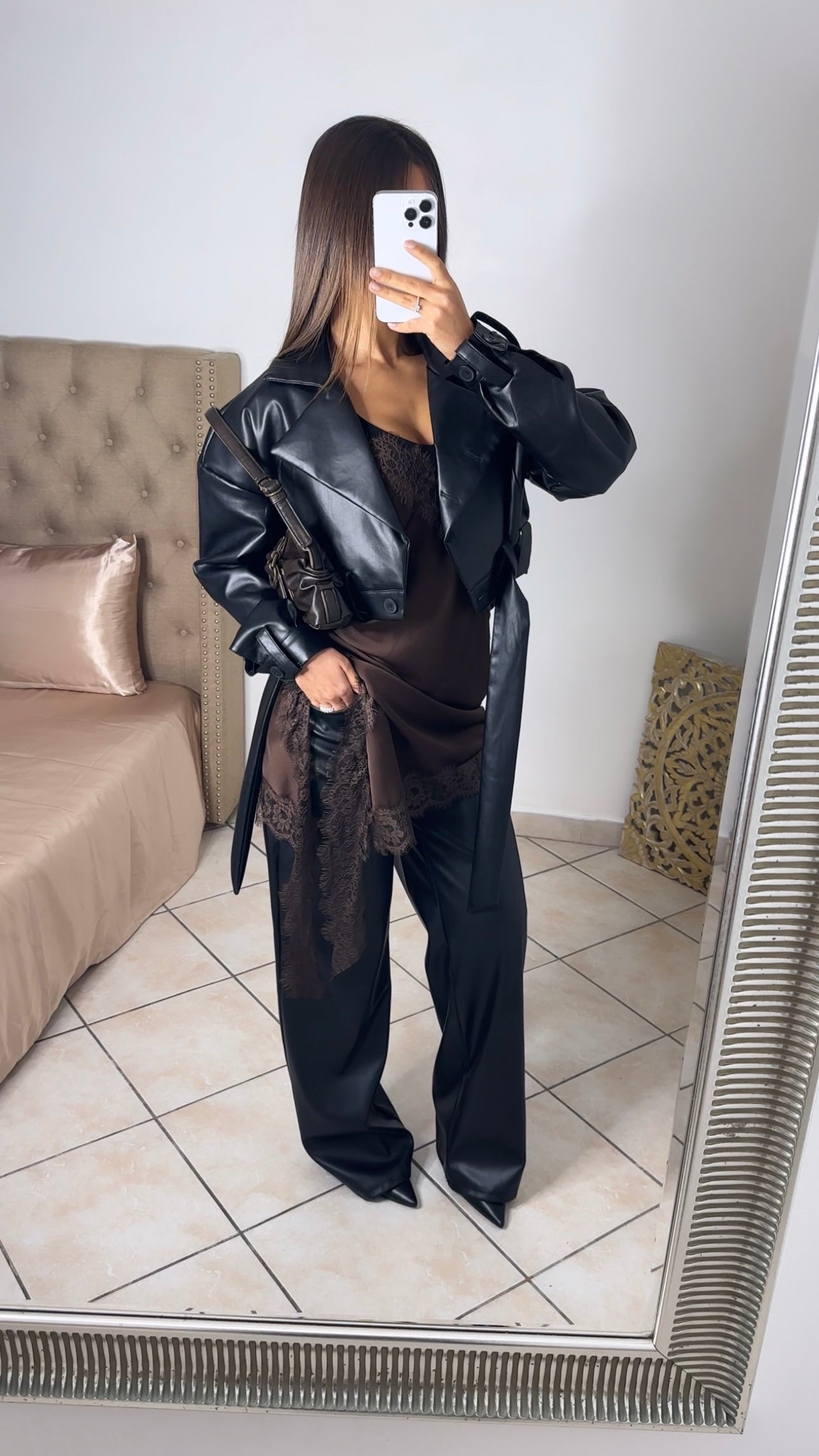 Robe satinée asymétrique à dentelles [MARRON]