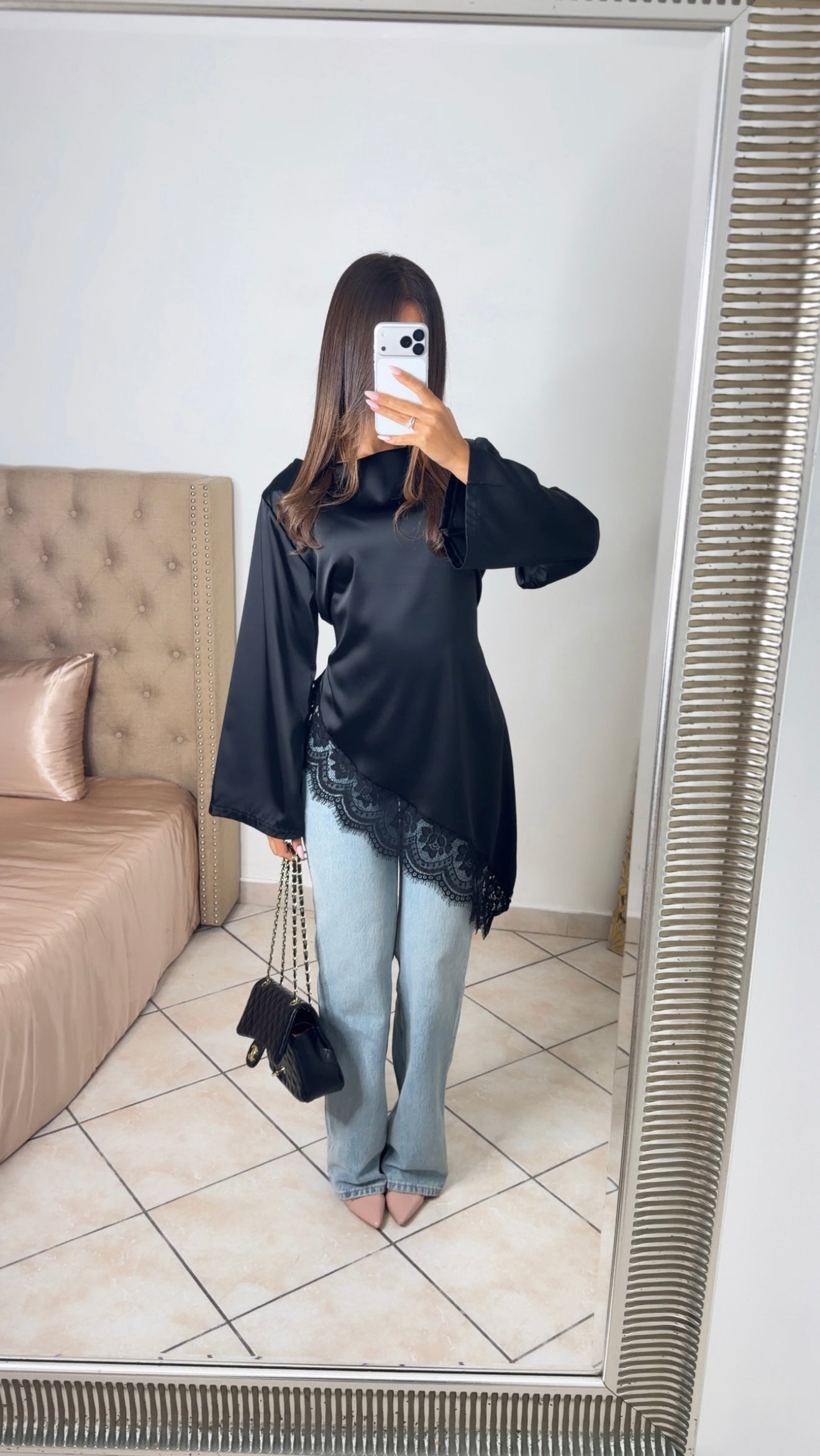 Top long asymétrique à cintré satiné à dentelle [NOIR]