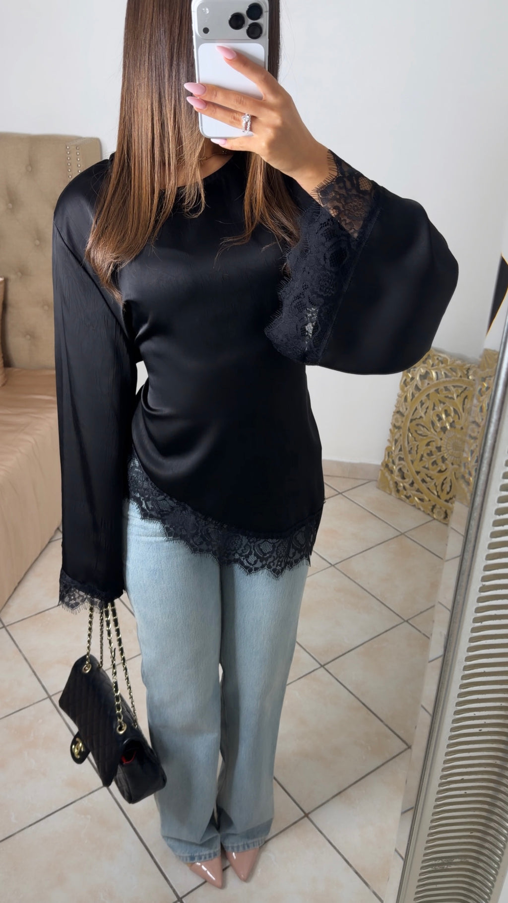 Top asymétrique à cintré satiné à dentelle [NOIR]