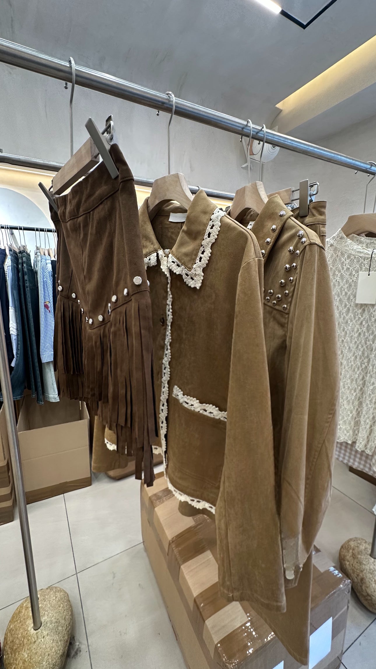 Jupe en suédine à franges et détails clous [MARRON]